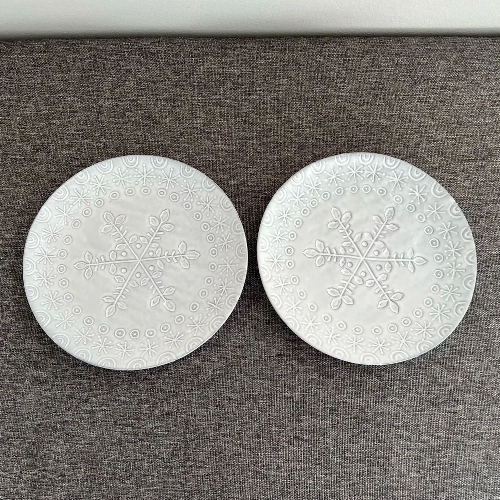 Crate & Barrel Light Grey White Snowflake Pattern Salad Plates Set of 2 RARE